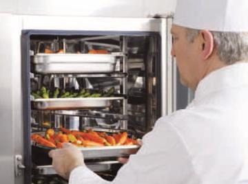 cuoco che cucina pietanze