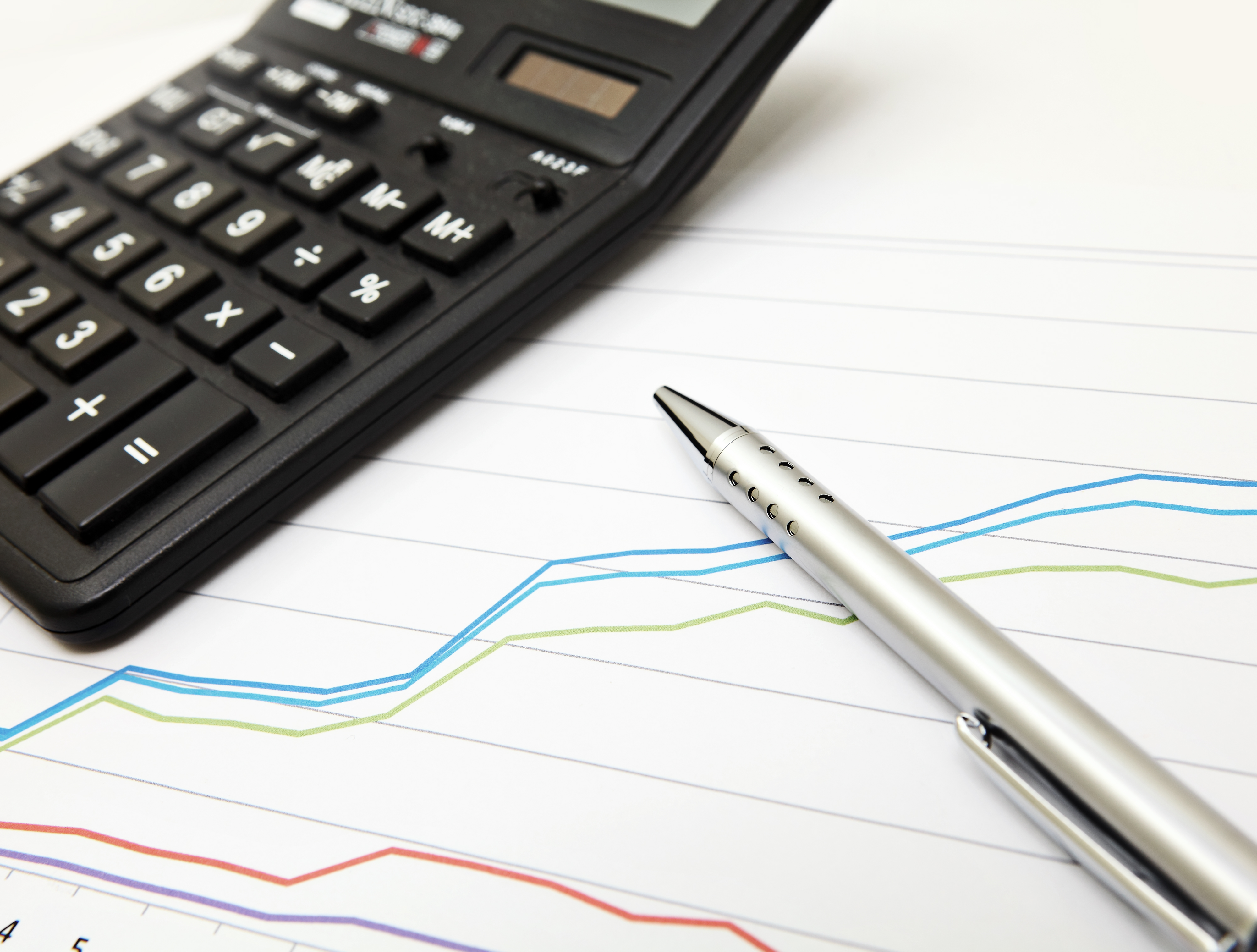 Travagli financial - calcolatrice con penna su grafici
